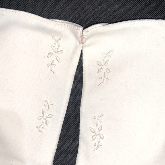 Vintage Ladies Embroidered white and yellow new without tag gloves - Picture 2 of 6
